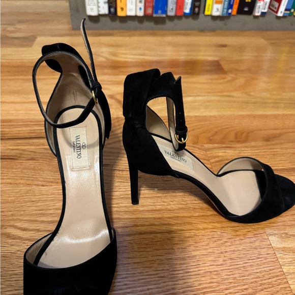 Valentino Garavani Bow Heels - Picture 3 of 6